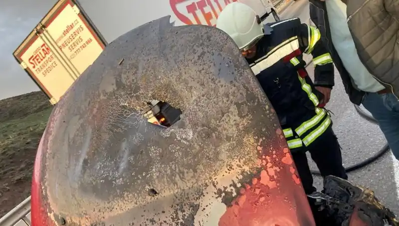 Seyir Halindeki Otomobil Alev Alev Yanarak İnternette Gündem Oldu