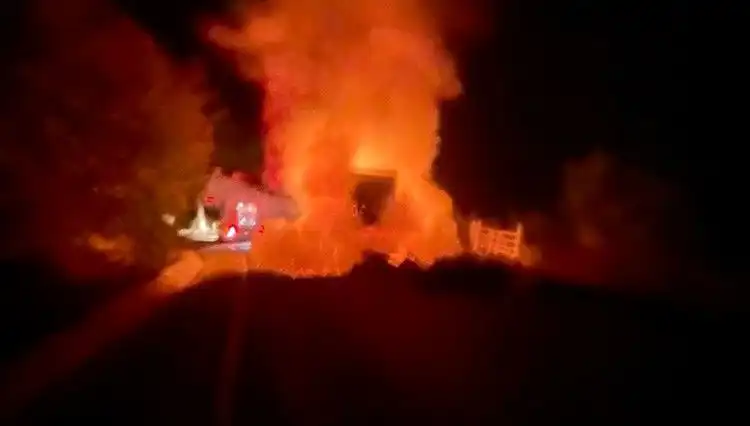 Seyir Halindeki Kamyonet Alev Alev Yandı! Olay Anı İzlenmeye Değer