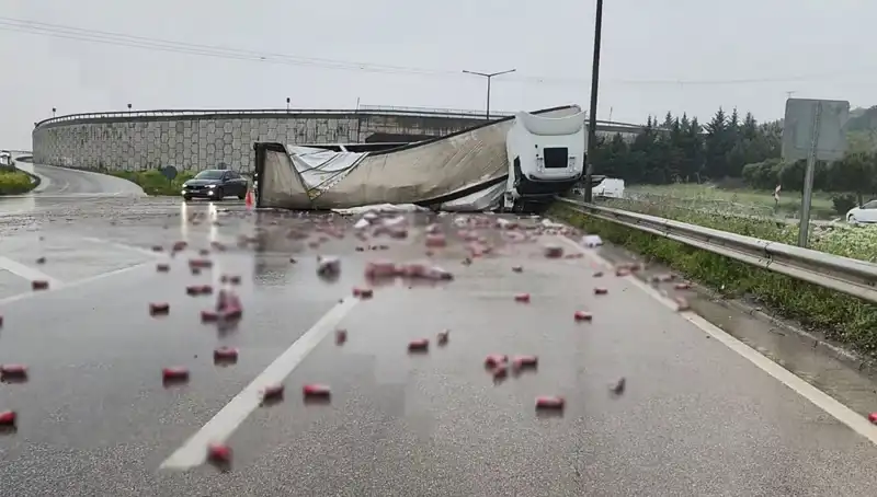 TIR Devrildi, İçkiler Yola Saçıldı: O Anlar Kayıtlara Geçti