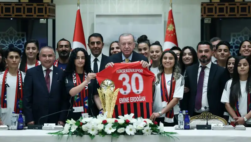Cumhurbaşkanı Erdoğan, Yüksekovaspor Kadın Futbol Takımı ile Özel Görüşme Gerçekleştirdi