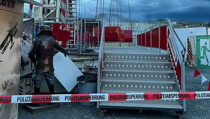 Salıncak Reklam Direklerine Çarptı: Tuzla'da Facianın Eşiğinden Dönüldü