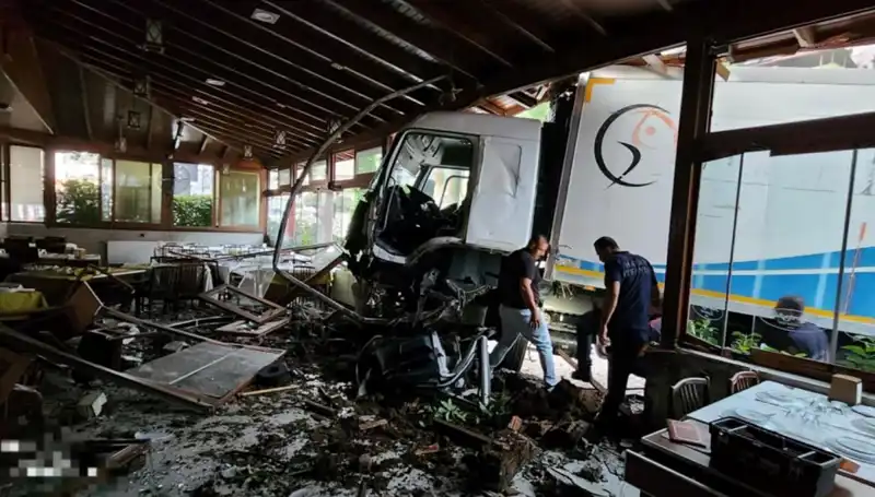 Freni Boşalan Kamyon Restorana Girdi, Olay Anı Gözler Önünde Yaşandı!