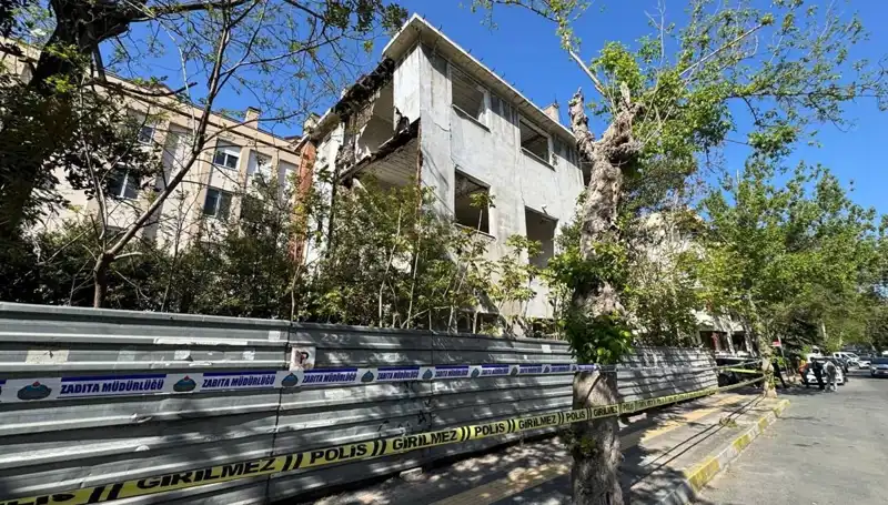 Bakırköy'de Metruk Bina Depremde Kısmen Çöktü: Olayın Ayrıntıları