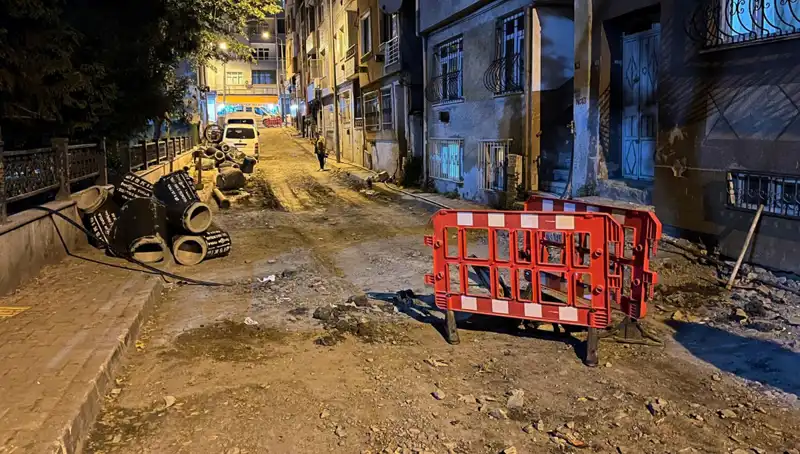 Bayrampaşa'da Altyapı Çalışmasında Rögar Kapağı Patladı! Neler Oluyor?