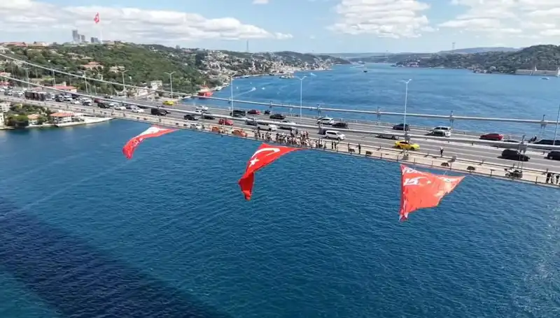 Türk Bayrağı, İstanbul'daki 15 Temmuz Şehitler Köprüsü'ne Asıldı