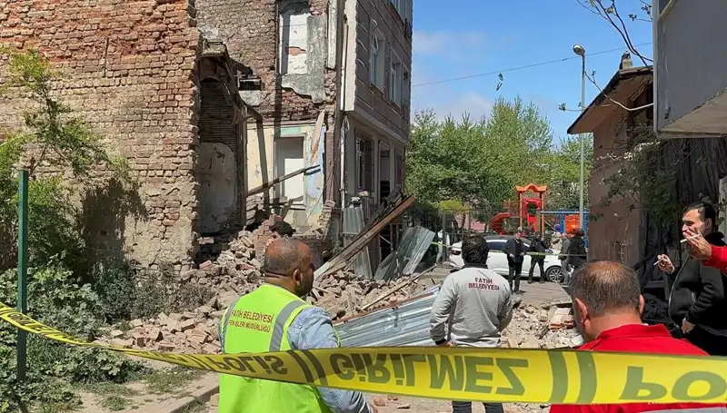 Fatih'te Deprem Korkusu: Bir Bina Çöktü, Soru İşaretleri Kapladı