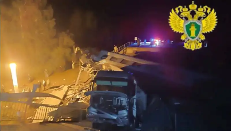 Rusya'da Şok Edici Kaza: İki Köprü Çöktü, Yedi Ölü