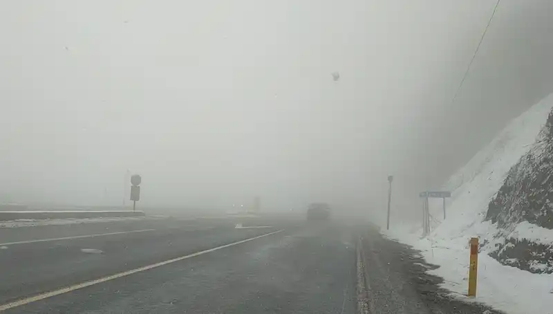 Bolu Dağı'nda Flaş Durum: Kar ve Sis Ulaşımı Zorlaştırıyor