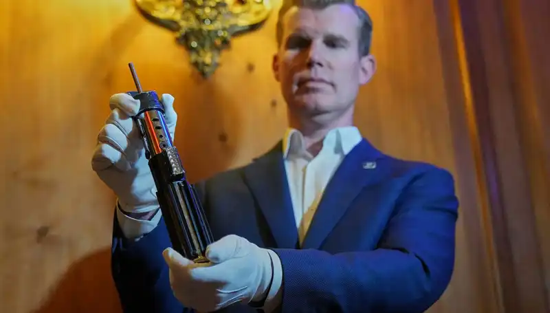 Darth Vader'ın İkonik Işın Kılıcı, 3.65 Milyon Dolara Satıldı!
