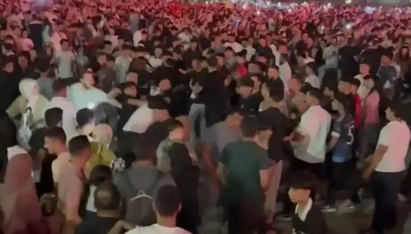 Konserde Çıkan Bıçaklı Kavga İzleyicileri Şoke Etti: Üç Yaralı