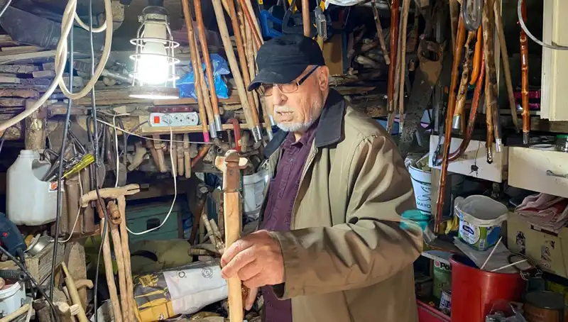Doğadan Topladığı Malzemelerle Eşsiz Bir Atölye Kurdu