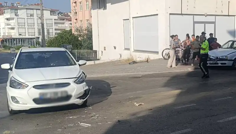 Antalya'da Trafik Kazası: İki Otomobil Çarpıştı, İki Yaralı