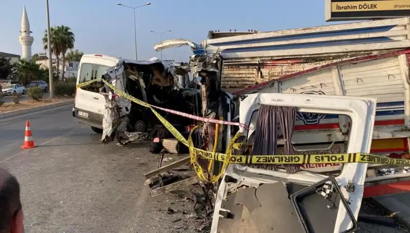 Mersin'de Tatil Yolu Üzerinde Feci Kaza: İki Can Gitti, 10 Yaralı