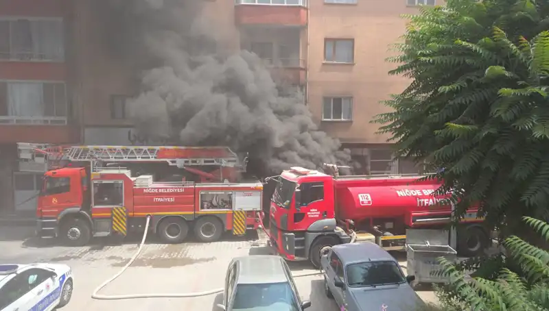 Niğde'de Feci Yangın: Beyaz Eşya Deposu Küller İçinde Kaldı