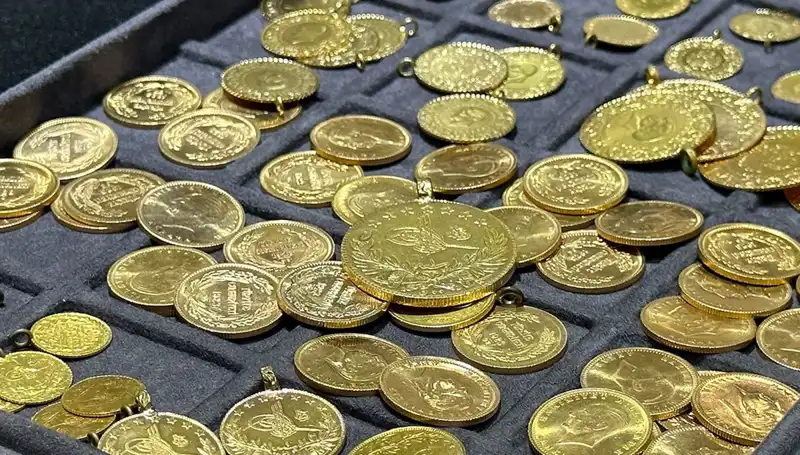 Altın Fiyatları Hafta Sonu Yükseliyor mu, Düşüyor mu? Piyasalarda Neler Oluyor?