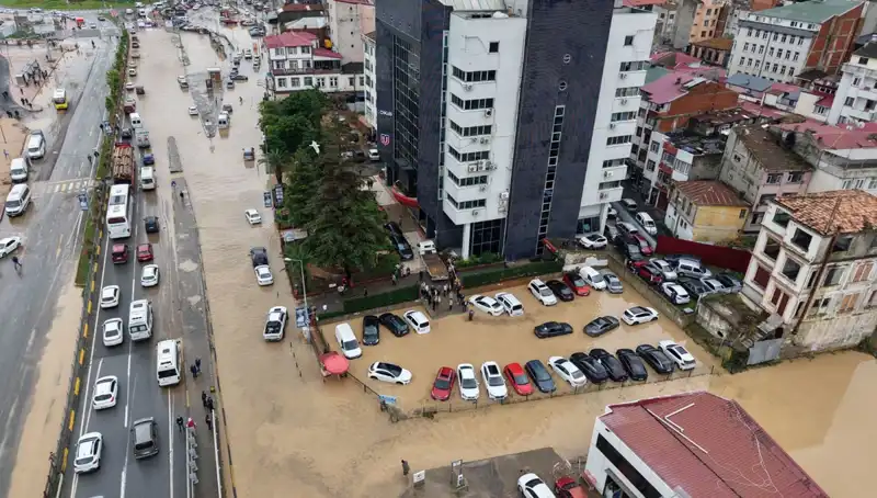 Trabzon'daki Sel Felaketi Sonrası Çamurla Savaş: Kayıp Kişi İçin Arama Çalışmaları Devam Ediyor