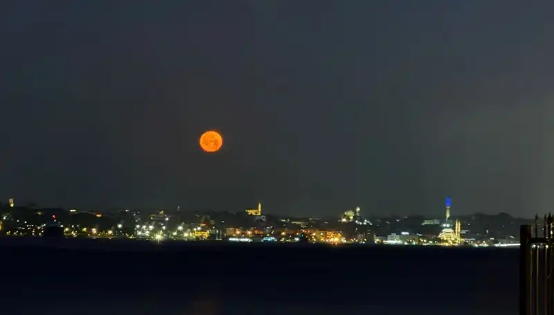 İstanbul’da “Çilek Dolunayı” Görsel Şölen Yarattı: Doğa Harikası Kente Renk Katıyor!