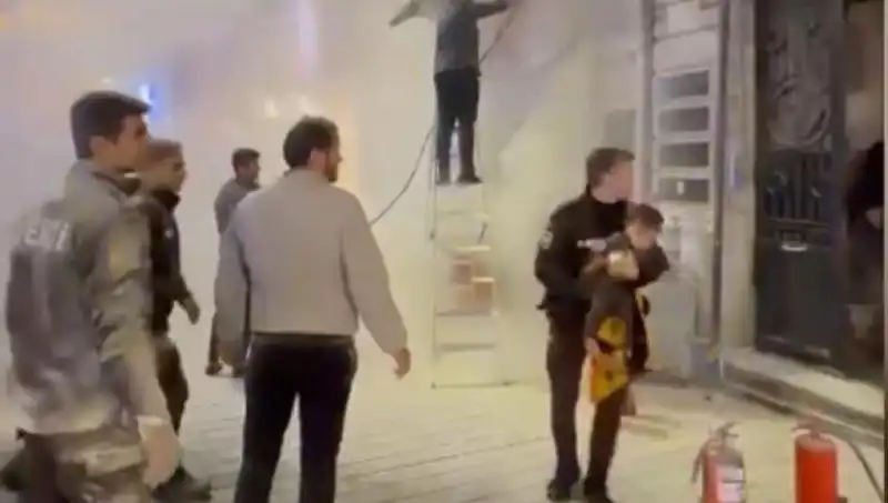 Beyoğlu’nda Büfede Yangın: Kahraman Ekipler Çocukları Kurtardı
