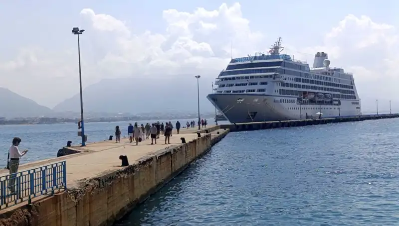 Alanya’nın Dalgaları: ABD’li Turistler Kruvaziyerle Şehre Akın Etti