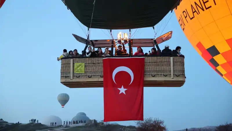 Kapadokya’da 23 Nisan Coşkusu: Balonlar Türk Bayraklarıyla Gökyüzünde!