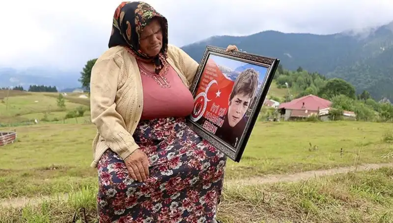 DEM Parti'den Eren Bülbül'ün Annesine Duygusal Bayram Ziyareti