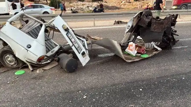 Bariyere Çarpan Araçta Faciadan Son Anda Kurtulanlar!