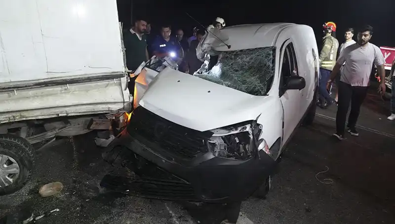 İstanbul’da Feci Kaza: 3 Kişi Yaralandı, Olay Yerinde Panik Hüküm Sürdü