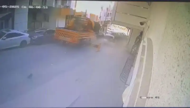 Kontrolden Çıkan Vinç, 23 Araca Çarparak Korku Dolu Anlar Yaşattı!