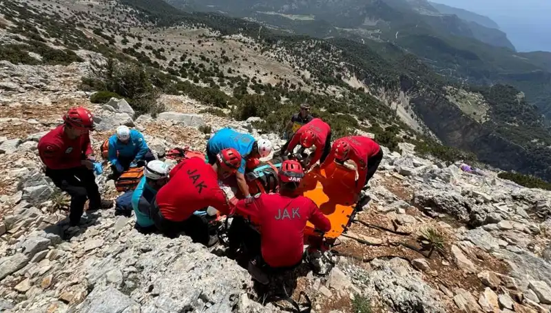 Fethiye'de Paraşüt Kazası: Kayalıklara Düşen İki Kişinin Hayatını Kaybetmesi
