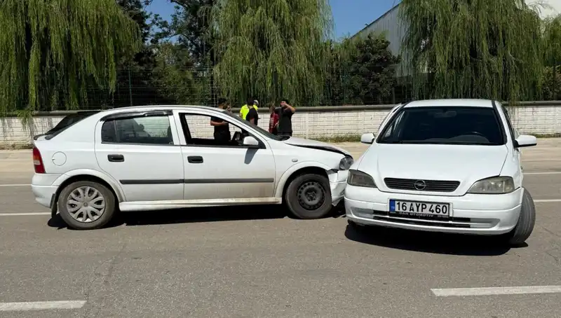 İki Otomobil Çarpıştı: Kaza Sonrası Yaralıların Durumu Açıklandı