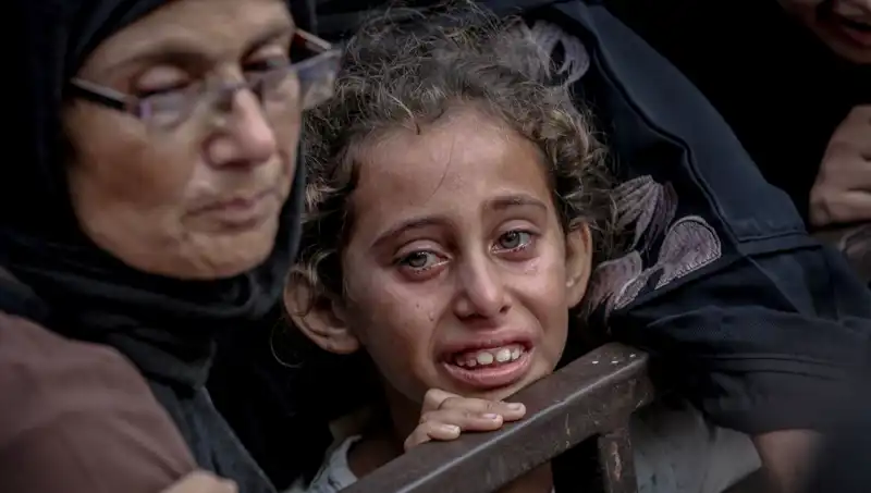 Gazze'de Açlık Savaşları: Yiyecekler Toprağa Gömülüyor, İnsanlık Yaralı