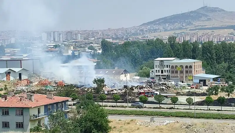 Otluk Alanda Başlayan Yangın Deponun Tamamını Kül Etti!