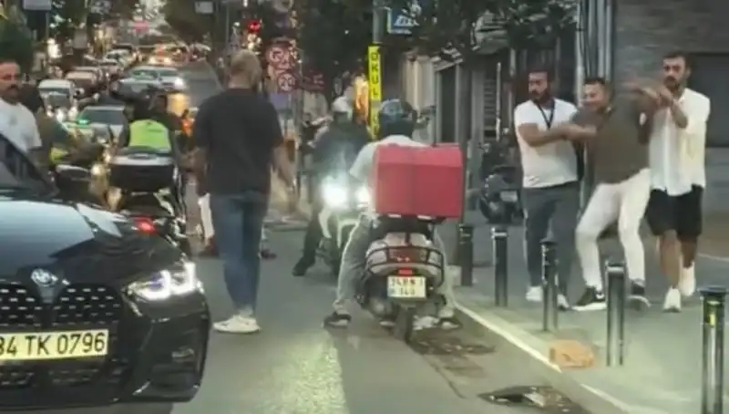 Nişantaşı'nda Yol Verme Kavgası: Sopayla Kadının Üzerine Yürüyen Adam