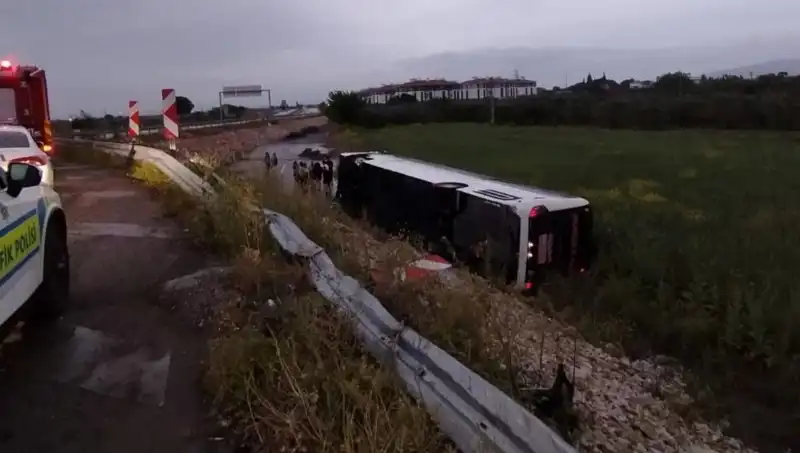 Manisa'da Yolcu Otobüsü Kaza Yaptı: Yaralılar Hastaneye Sevkedildi