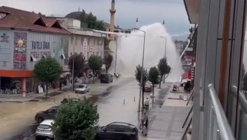 İçme Suyu Hattı Patladı, Şehir Merkezinde Su Fışkırdı!