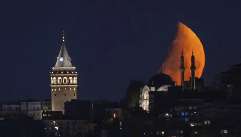 İstanbul'da Yarım Ayın Büyüleyici Güzelliği Geceyi Aydınlatıyor