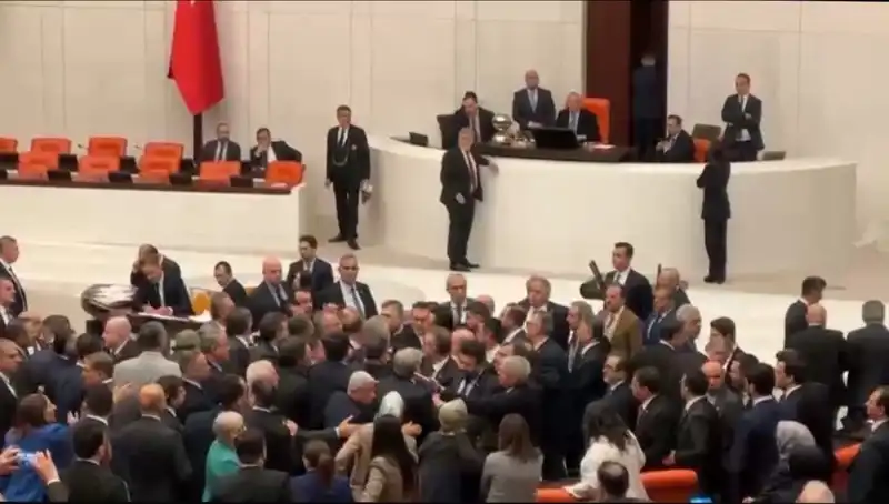 Mecliste Kavga Çıktı: Emekli İkramiyesi Tartışmaları Hararetli Geçti