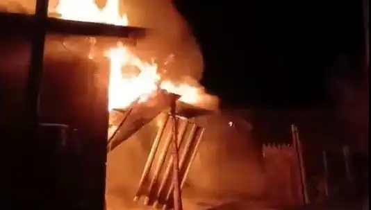 Karabük'te Korkutan Yangın: İki Ev Küle Döndü, Mahallede Panik Yaşandı