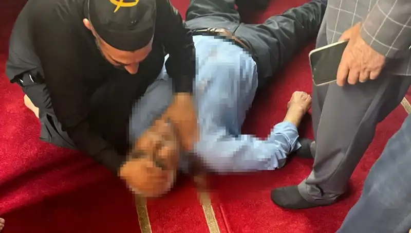 Camide Namaz Kılarken Bıçaklanan Adamın Son Durumu ve Olayın Detayları