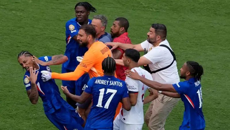 Dev Finalde Şok İddia: Teknik Direktör Futbolcuya Yumruk Attı!