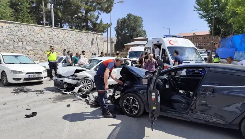 Bitlis'te Feci Trafik Kazası: 10 Yaralı, Durum Ciddi!