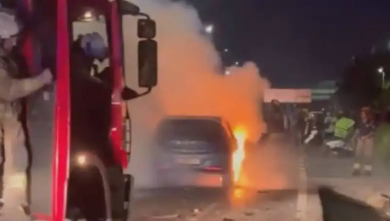 Otoyolda Bariyerlere Çarpan Araçta Yangın: Korkutan Anlar