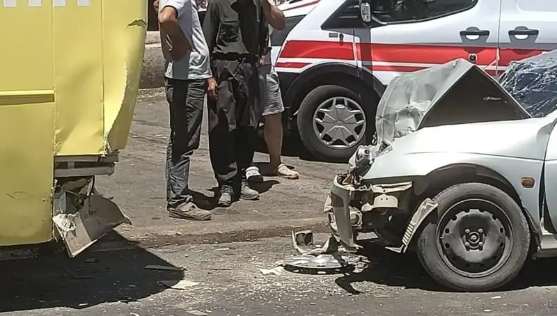 Halk Otobüsü ile Otomobil Çarpıştı: İki Yaralı, Olay Yeri Kargaşa İçinde!