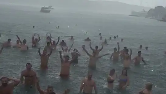İstanbul'da Yağmurda Deniz Keyfi: Bebek'te Sıcak Anlar