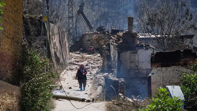 İzmir ve Bilecik'teki Yangınların Sonucu: 415 Bina Küller İçinde