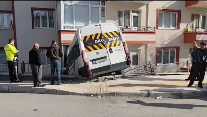Özellikle Çocukların Güvenliği: Okul Servisi Balkona Girdi, İki Öğrenci Yaralandı